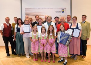 Gruppenfoto der qualitfizierten Mostviertler Hütten bei der Preisverleihung (Foto NLK Filzwieser)